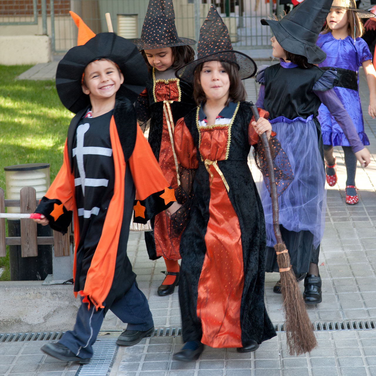 Alumnos de Colegios El Valle participan en la actividad de Halloween de idiomas.